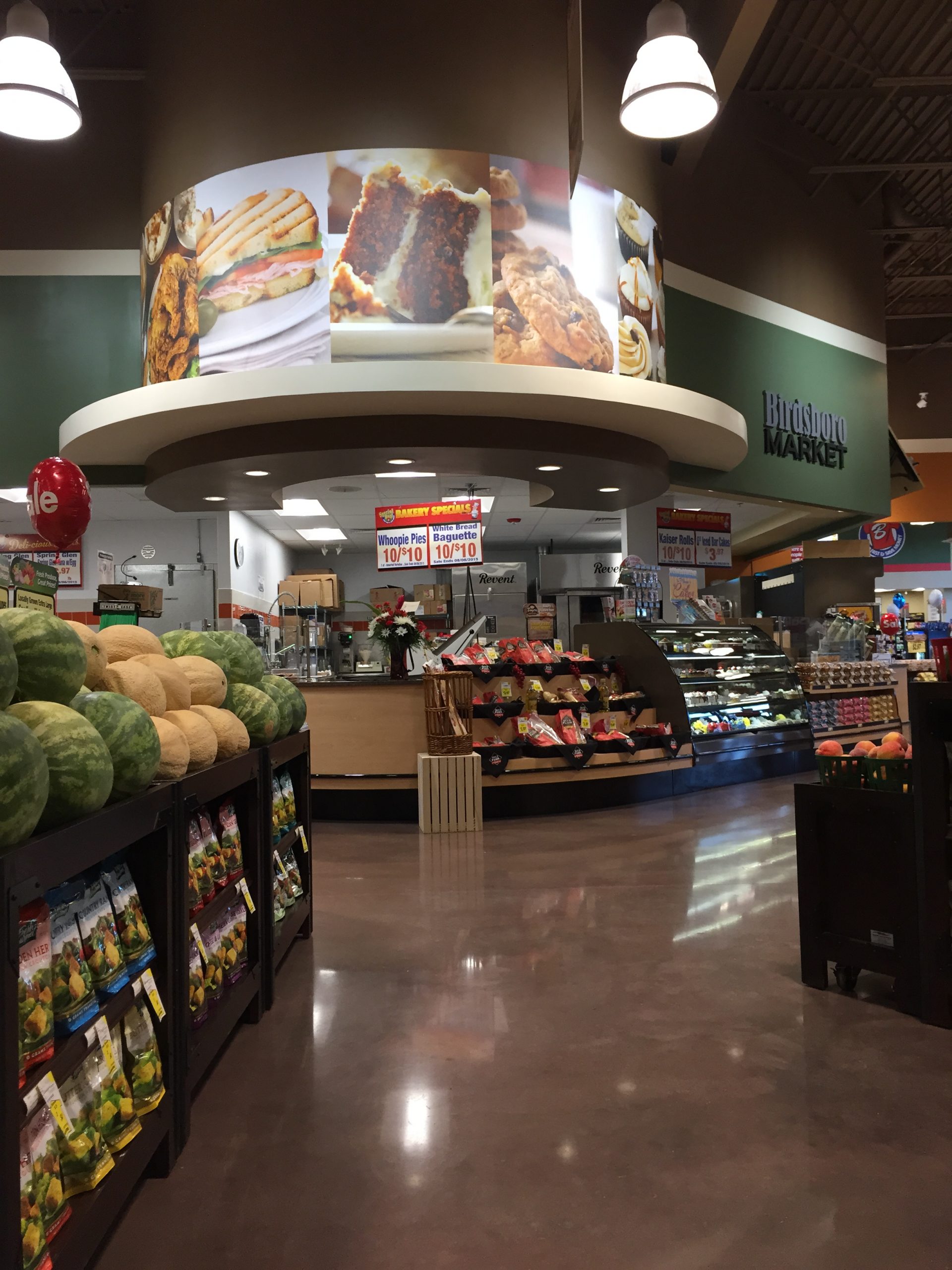 StoreMasters chose materials, cases, fixtures, and décor that reinforced the Boyer's Foods brand